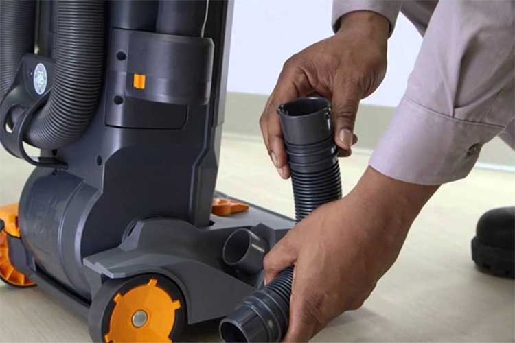 چطور عمر جاروبرقی را بیشتر کنیم؟ 2 فشار نیاوردن به چرخهای جاروبرقی