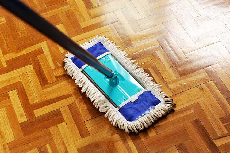 روش‌های خانگی و ساده برای پاک کردن لکه از پارکت